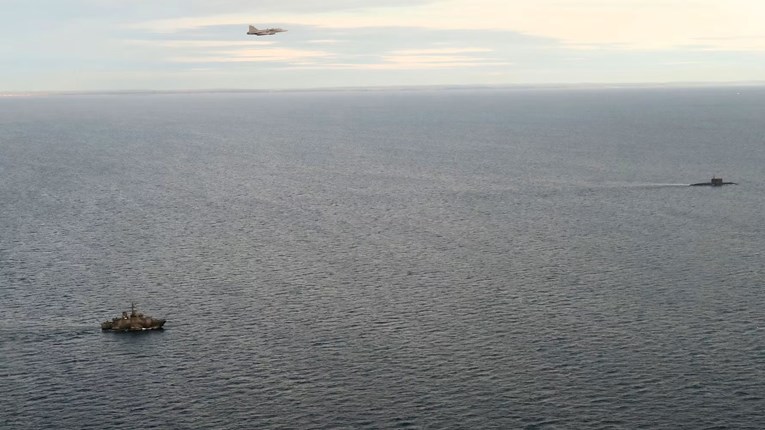 (Видео) Руската подморница плови на површината низ Балтикот, Шефот на НАТО ја исмеа во говор