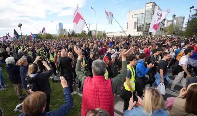 ГОЛЕМА КОЛОНА ЛУЃЕ ТРГНА ПЕШКИ ОД БЕЛГРАД ЗА НОВИ САД ПРЕД ПРВАТА ГОДИШНИНА ОД ТРАГЕДИЈАТА НА ЖЕЛЕЗНИЧКАТА СТАНИЦА