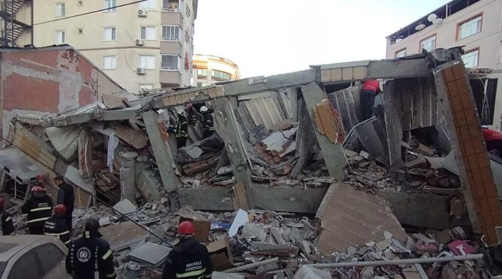 Трагедија во Турција: Се урна зграда во Истанбул, има заробено луѓе под урнатините