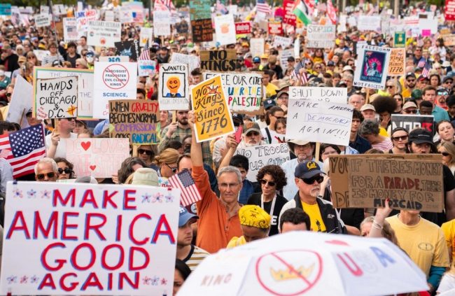 МИЛИОНИ ЛУЃЕ МАРШИРАА ВО ГРАДОВИТЕ ВО САД ПРОТЕСТИРАЈЌИ ПРОТИВ ПОЛИТИКИТЕ НА ТРАМП