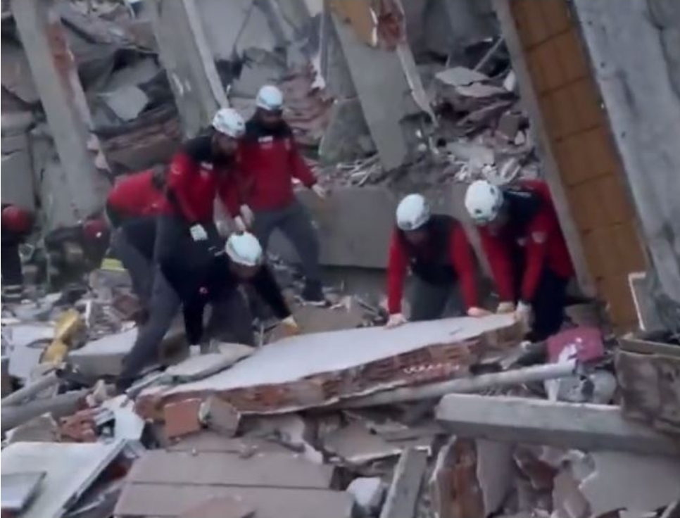 Извлечени и телата на родителите од урнатата зграда во Турција, преживеа само едната ќерка