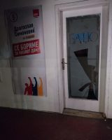 Искршени стаклата од влезната врата на изборниот штаб на СДСМ во Градско