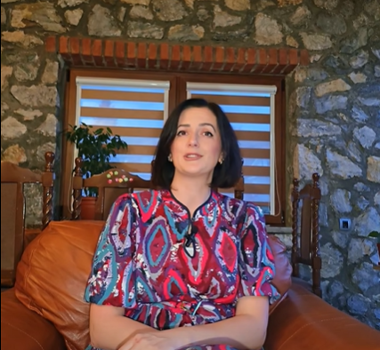 (ВИДЕО) ЛИНДИТА ЈОВАНОВСКА СЕ ОБРАТИ ДО КИЧЕВЧАНИ: Ги повика да гласаат за нејзиниот сопруг Александар