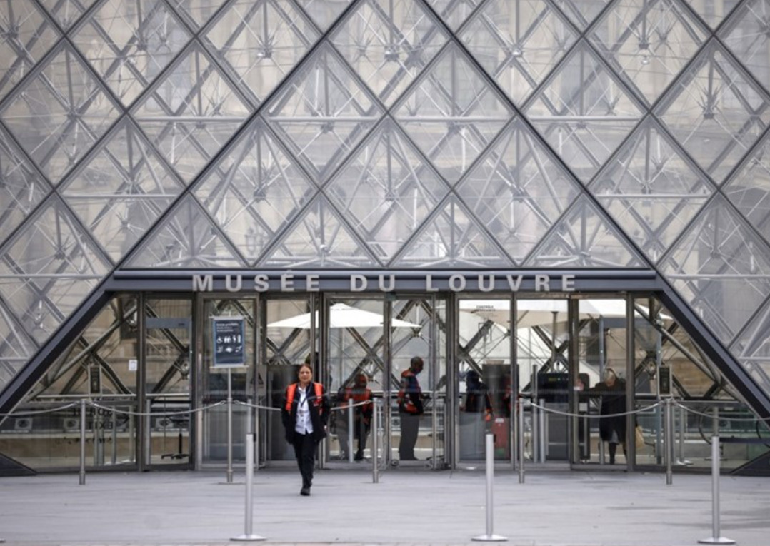 Уапсен третиот осомничен за грабежот во Лувр, јавува француска телевизија