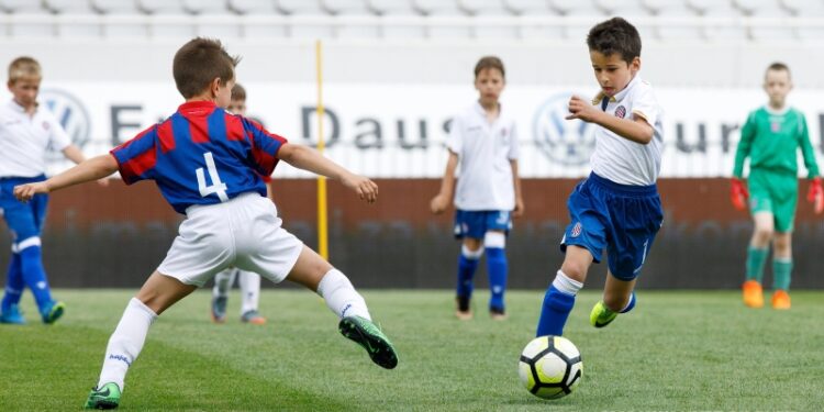 Не мора да бидете на секој тренинг на детето: Зошто родителското присуство понекогаш може да штети