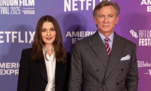 Даниел Крег и сопругата блескаат на филмска премиера, сите зборуваат за неговата фризура