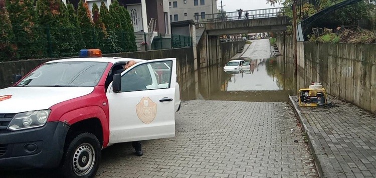 АВТОМОБИЛ ЗАГЛАВИЛ ВО ПОПЛАВЕН ПОДВОЗНИК ВО ТЕТОВО: Возачот навреме излегол