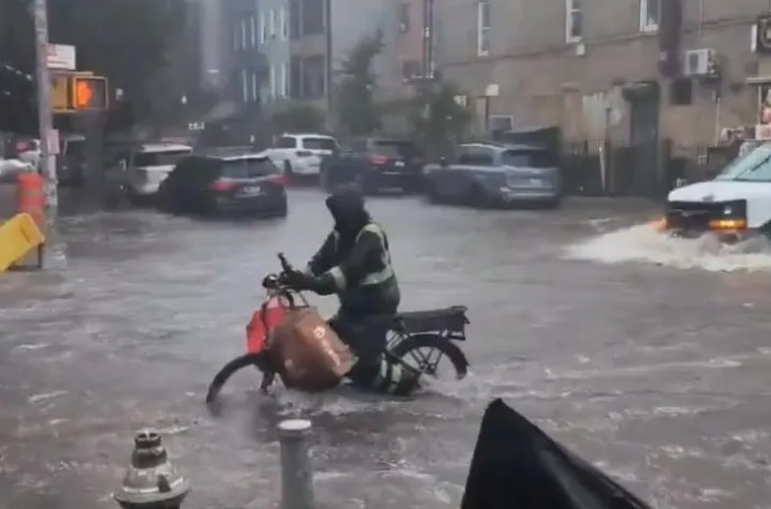 (ВИДЕО) ЊУЈОРК Е ПОПЛАВЕН: Две лица загинати, издадено е ново предупредување