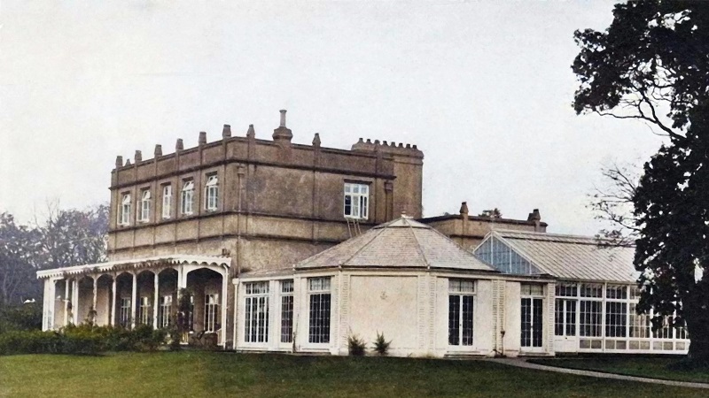 Принцот Ендру „се согласува да го напушти Royal Lodge“ – но бара за возврат дом за него и за Сара Фергусон