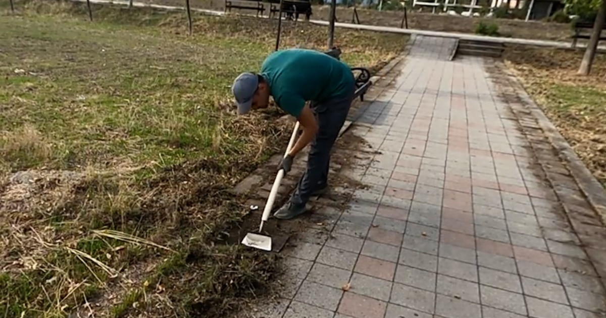 Кој е „Градинарот“ Андреј, кој волонтерски ги уредува зелените површини низ Скопје?
