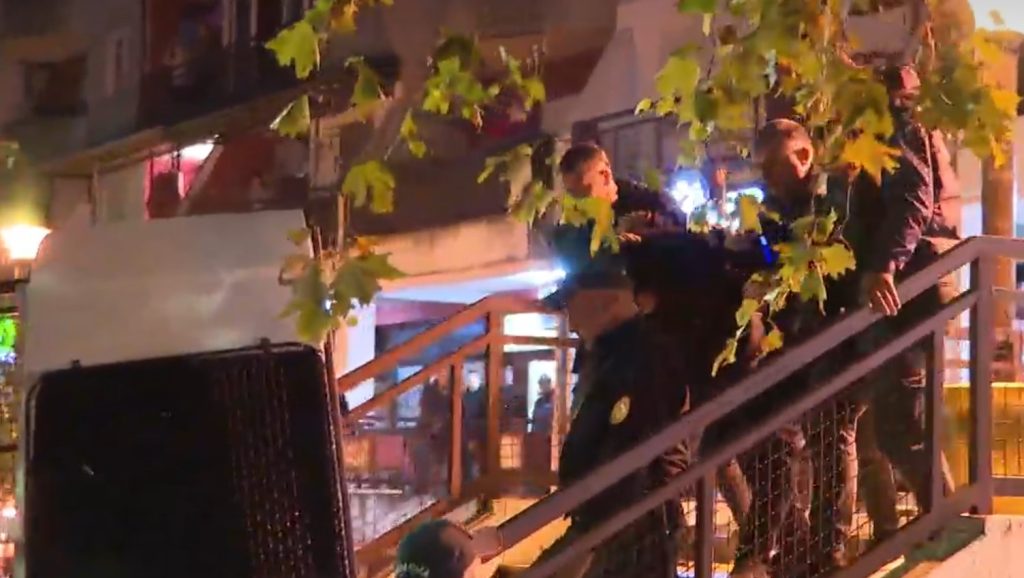 Тројца Турци се забарикадираа во казино во Подгорица по обид за линч, Владата најави укинување на безвизниот режим