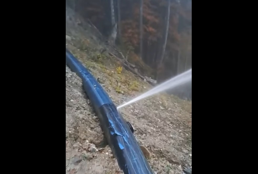 ВОДОВОДНАТА ЦЕВКА КОЈА ГО СНАБДУВА ТЕТОВО СО ВОДА НАМЕРНО ДУПНАТА – екипите на терен, се бара сторителот