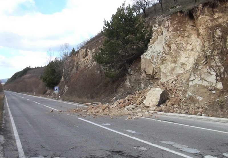 Поради одрон кај Башино Село сообраќајот на автопатот Скопје – Велес се одвива по една коловозна лента