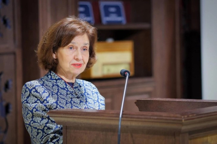 Претседателката Сиљановска-Давкова на Парискиот мировен форум