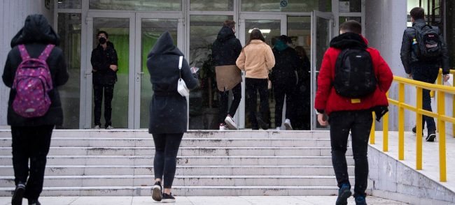 ПОРАКИ ЗА ПОСТАВЕНИ БОМБИ ДОБИЛЕ ОСНОВНИТЕ ШКОЛИ ВО СКОПЈЕ И КУМАНОВО, ПОЛИЦИЈАТА ГИ ПРОВЕРУВА