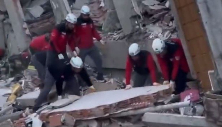 (ВИДЕО) ДРУГИТЕ ЗАМИНАЛЕ, А ТИЕ НЕМАЛЕ КАДЕ ДА ОДАТ: Семејство загина при уривање на зграда во Турција