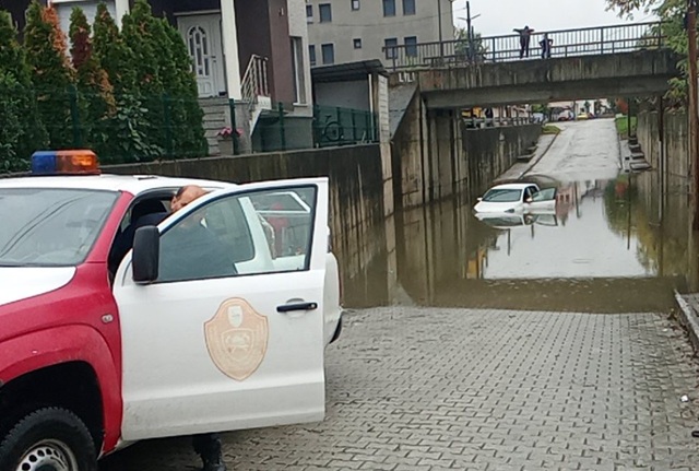 ФОТОI Автомобил заглавил во поплавен подвозник во Тетово