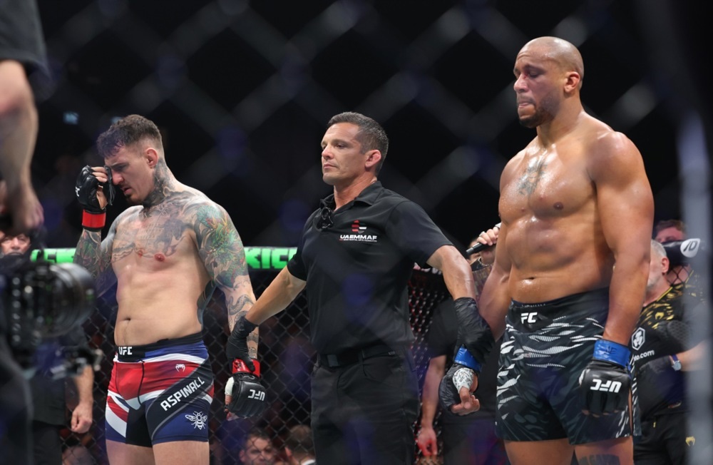 Мечот прекинат поради повреда на окото на Аспинал, појасот во тешка категорија остана во рацете на Англичанецот