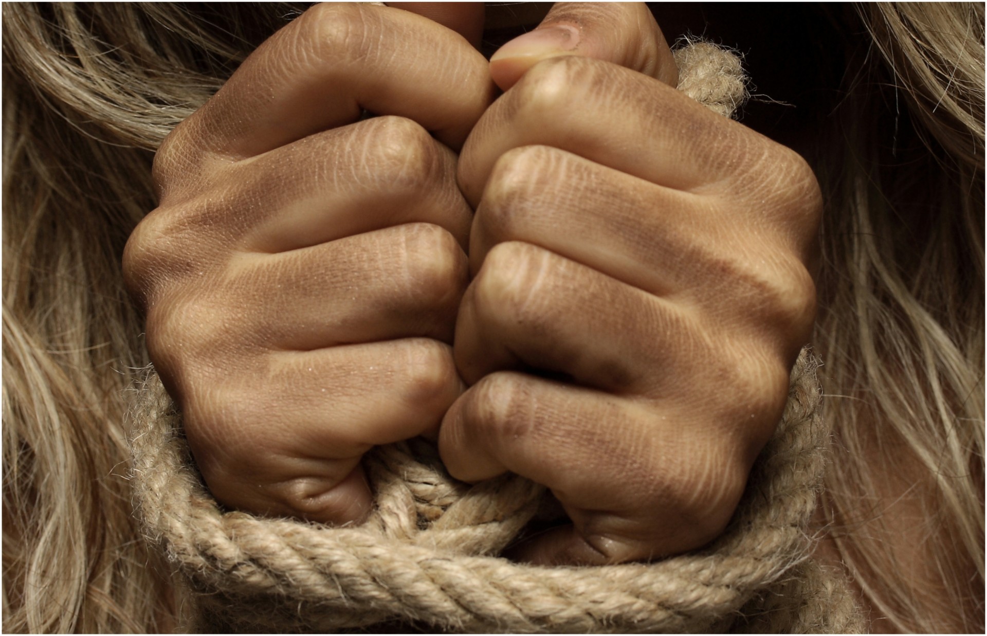 Душка била чувана во штала затоа што забременила од женет маж: Луѓето биле шокирани од тоа во што се претворила кога била пронајдена