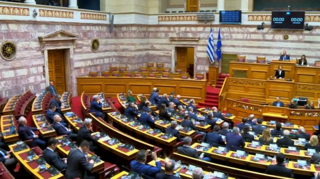 Грчкиот парламент одобри контроверзна реформа – работниот ден ќе продолжи на 13 часа