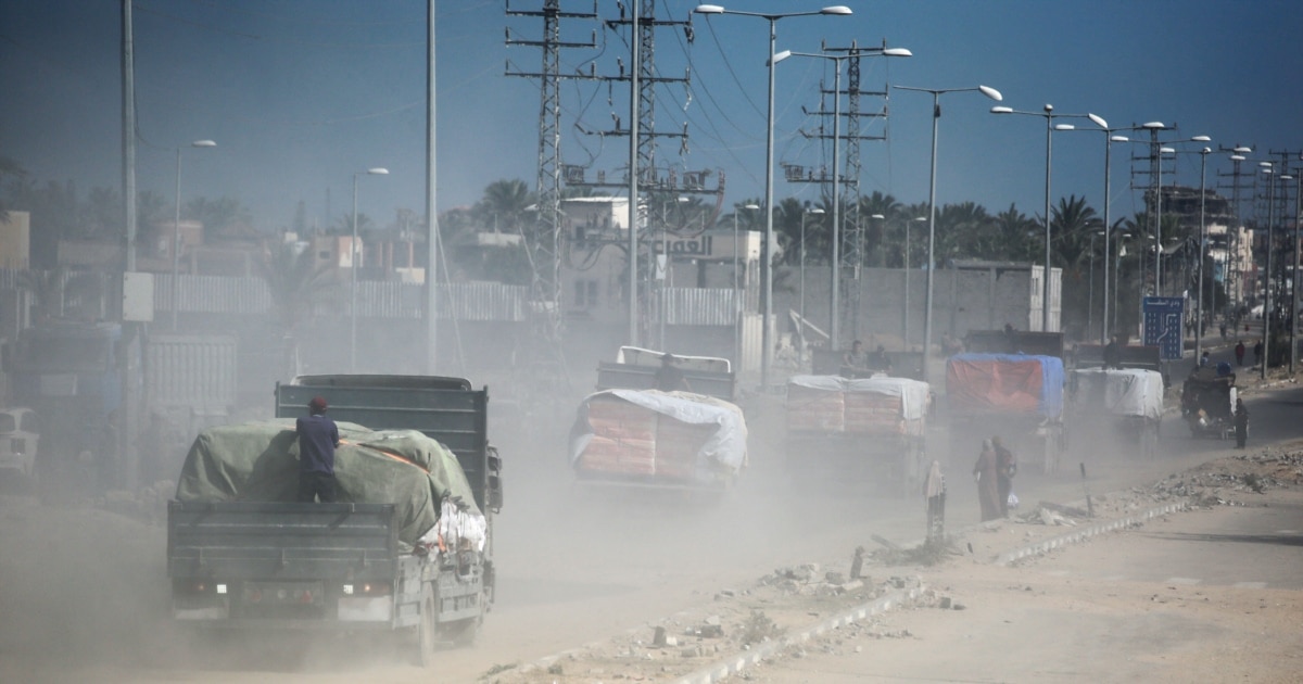 Камиони со помош влегоа во Газа, Израел вели дека едно од вратените тела не му припаѓа на ниту еден заложник