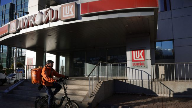 ГЛОБАЛНИОТ ТРГОВЕЦ СО НАФТА „ГУНВОР“ ЌЕ ГИ КУПИ СИТЕ СТРАНСКИ ИМОТИ НА „ЛУКОИЛ“