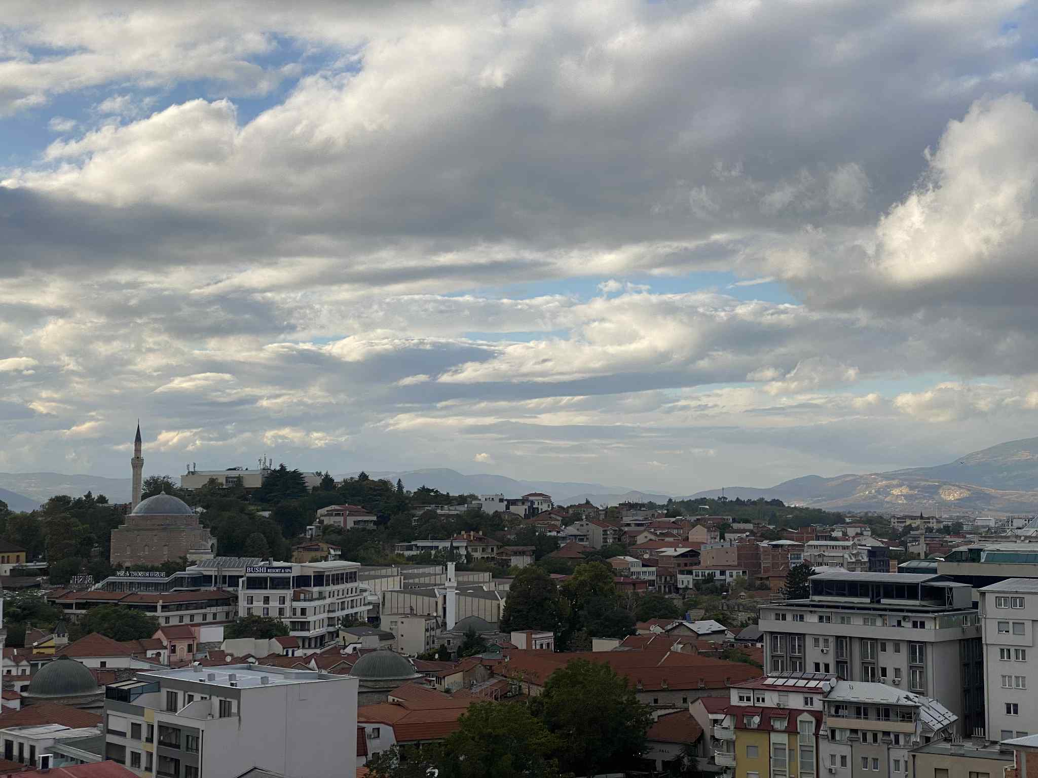 Променливо облачно со сончеви периоди