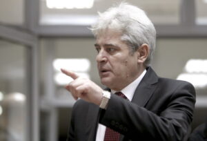 ВРЕДИ: Со својот речник, Али Ахмети стави катанец на НАИ