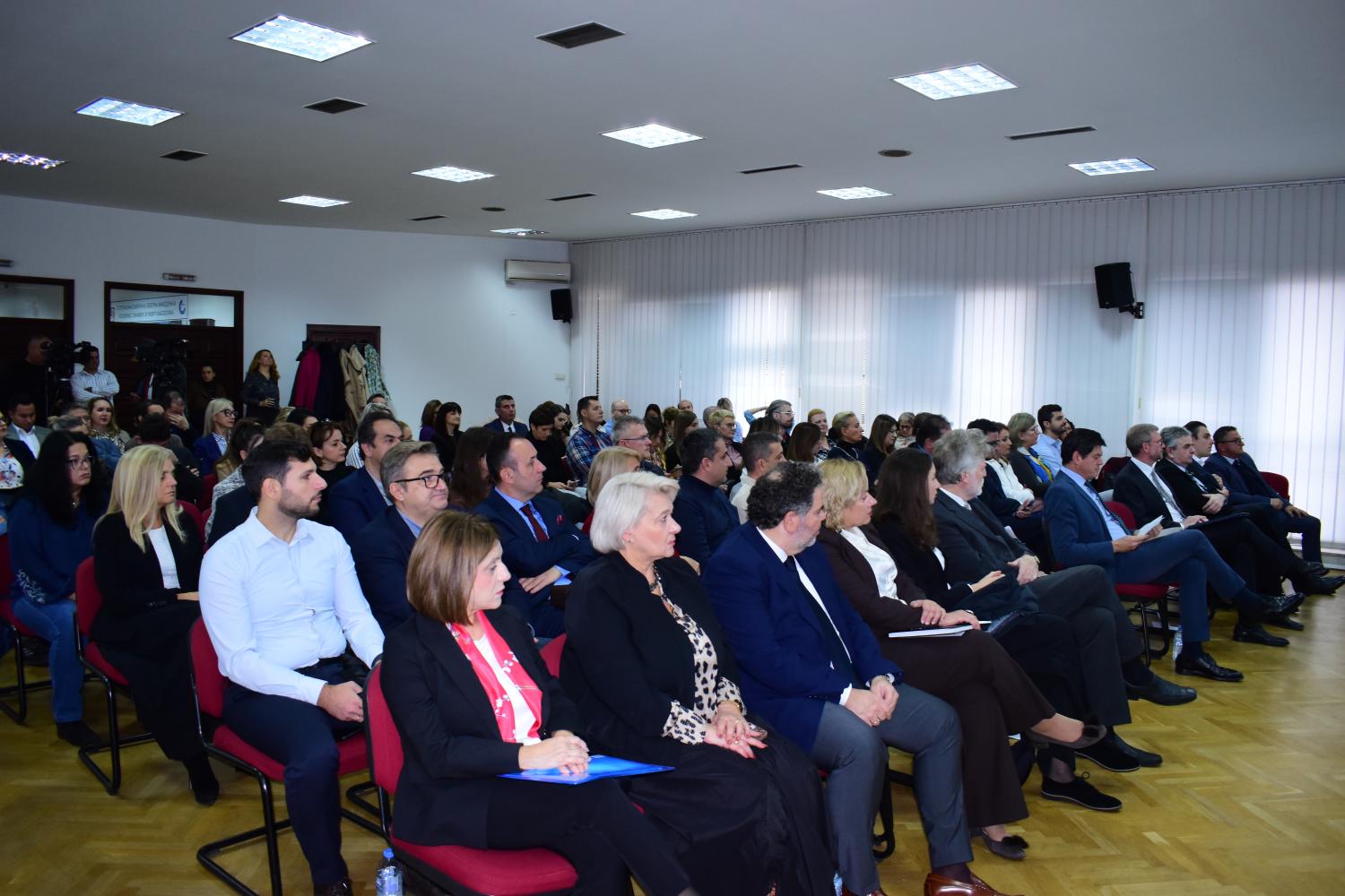 Стопанската комора на Северна Македонија го изработи првиот водич за декарбонизација за малите бизниси во земјата со поддршка од ЕИБ Глобално