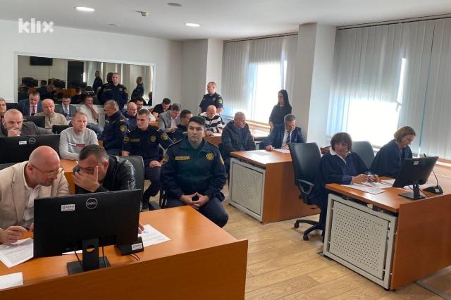 Хорор во БиХ – подведувале две 15 годишни девојчиња повеќе од година