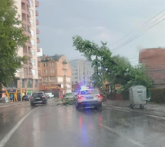 Времето утре претежно со пороен дожд и грмежи