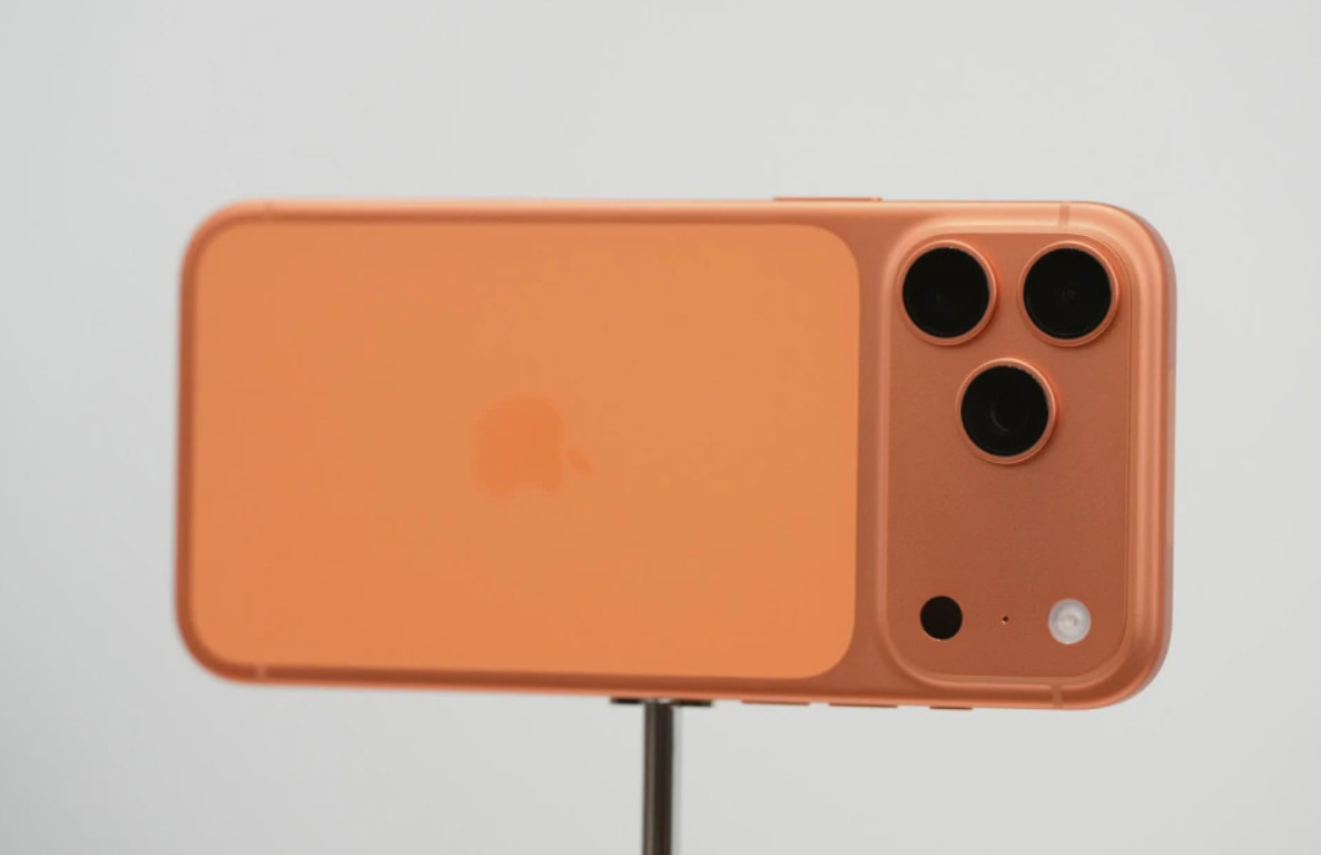 (ФОТО) iPhone повторно поставува трендови: Портокаловата боја доаѓа и на Андроидите