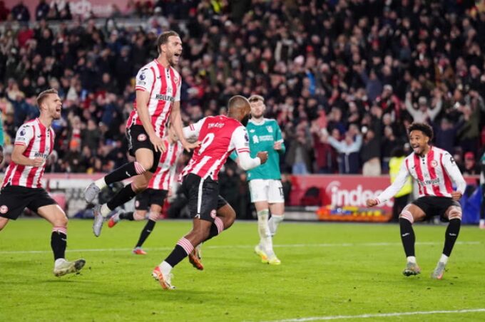 (Видео) Ливерпул е во сериозна криза – Шампионот поразен од Брентфорд