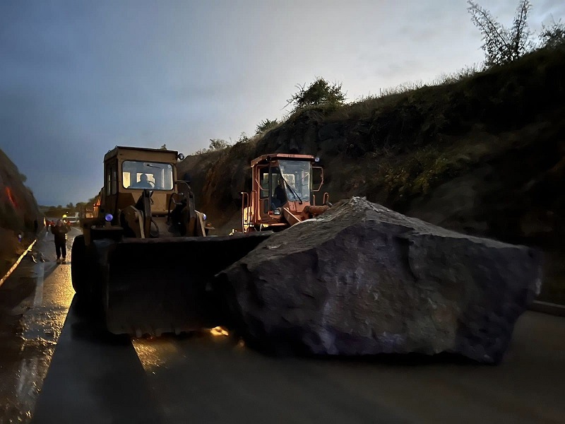 Одрон на автопатот Скопје – Велес и две сообраќајки, сообраќајот по една лента