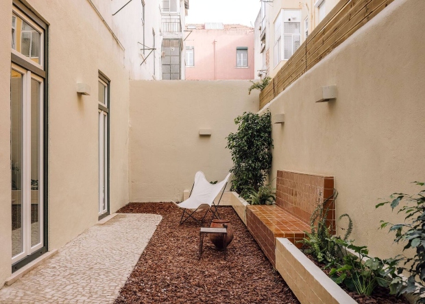 Ентериер на куќа во Лисабон каде што градината влегува без тропање