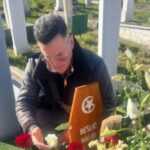 „Не можев порано“: Пејачот отишол на гробот на Халид Бешлиќ, а потоа направил нешто што ги згрози сите