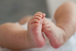 Петгодишно девојче фрли бебе низ прозорец, детето почина