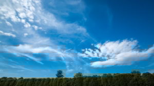 Претежно облачно со краткотрајни сончеви периоди, свежи утра и високи дневни температури