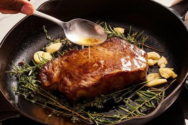 Трикот за совршено сочен стек користејќи само три состојки – откриен од славниот готвач Џејмс Мартин