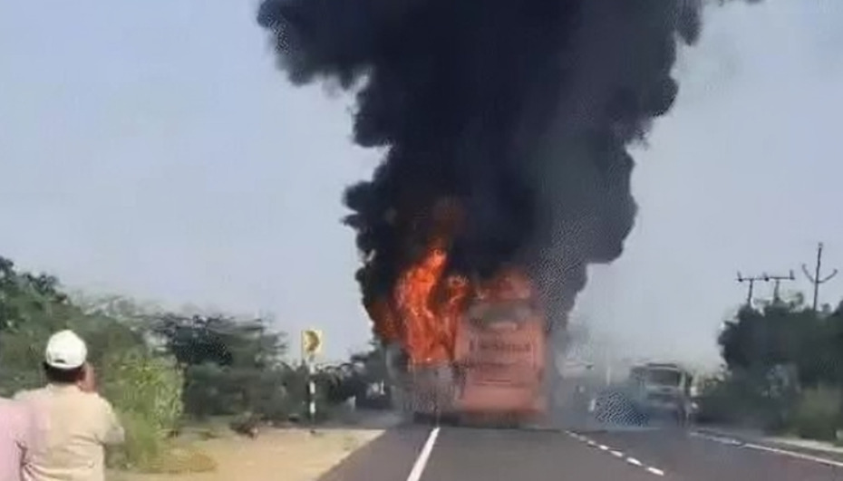 (Видео) Најмалку 20 лица загинаа во пожар во автобус во Индија
