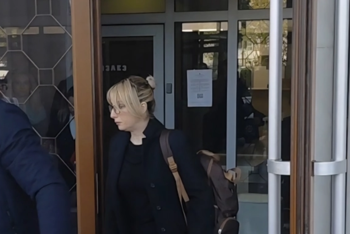 ДАНЕЛА ВИДНО ВОЗНЕМИРЕНА ИЗЛЕЗЕ ОД СУДОТ: Условна казна затвор од две години за нејзиниот напаѓач во јули годинава во Чаир