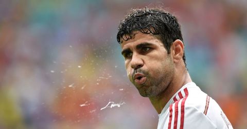 Сте се запрашале ли зошто фудбалерите често плукаат на теренот?