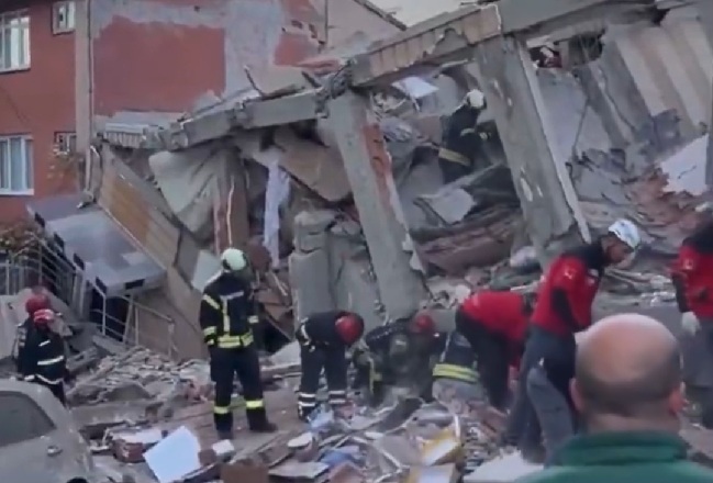 Бројката на загинати во урнатата зграда кај Истанбул се искачи на двајца