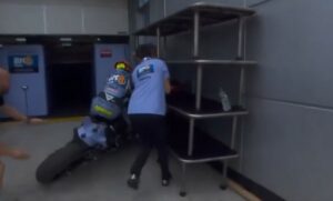 Бизарен инцидент во Мото ГП: Шпанец се судри во боксот (ВИДЕО)