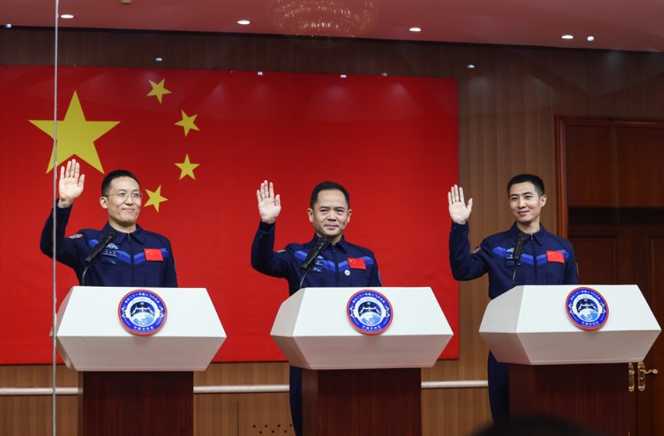 Кина ги испраќа својот најмлад астронаут и четири глувци на вселенска мисија оваа недела