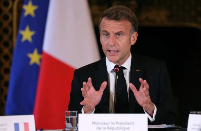 ЛЕВИЦАТА И ДЕСНИЦАТА НАЈАВИЈА СОБОРУВАЊЕ НА НОВАТА ФРАНЦУСКА ВЛАДА, МАКРОН ВЕЛИ ДЕКА НЕ ПОДНЕСУВА ОСТАВКА