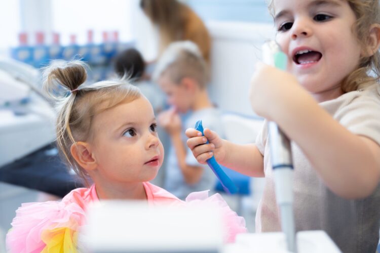 Седум заблуди за здравјето на детските заби што можат скапо да ве чинат