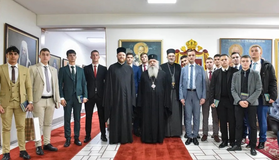 Архиепископот Стефан се сретна со матурантите од Карловачката богословија