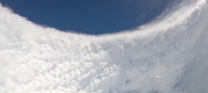 ЈАМАЈКА СЕ ПОДГОТВУВА ЗА НАЈСИЛНИОТ УРАГАН ВО ИСТОРИЈАТА: Премиерот се моли на колена