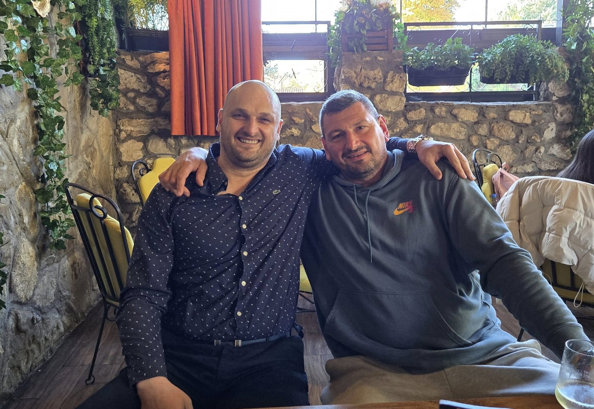 Штербик се врати во Македонија – ужива во друштво на Ангелов